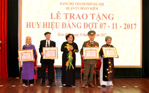 Chủ tịch HĐND TP trao Huy hiệu Đảng đợt 7-11 tại quận Hoàn Kiếm